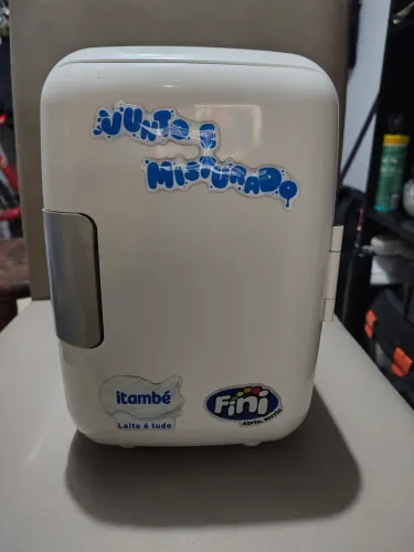 Mini geladeira para colocar no carro