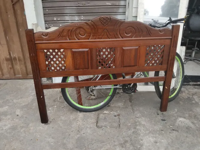 Linda cama casal trabalhada antiga.