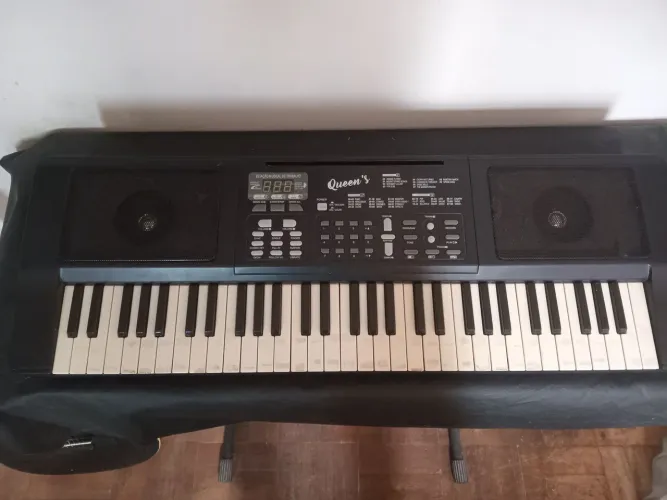 Teclado Musical Queens com defeito