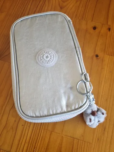 Vendo estojo Kipling prata original