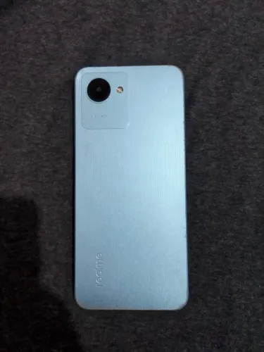 Realme c30s com marcas de uso