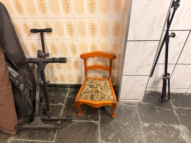 Cadeirinha pequena de criança em madeira nobre