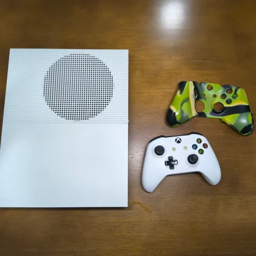 Xbox One S com controle e cabo de energia funcionando perfeitamente