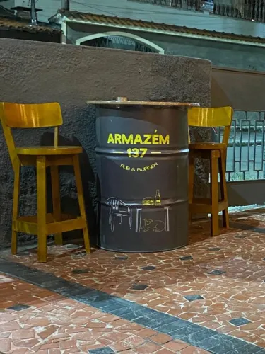 Jogo galão com tampo madeira+ 2 banquetas.