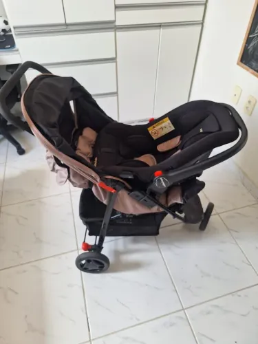 Carrinho de bebê + bebê conforto
