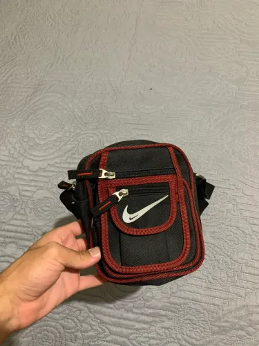 Bag masculina Nike preta e vermelha 