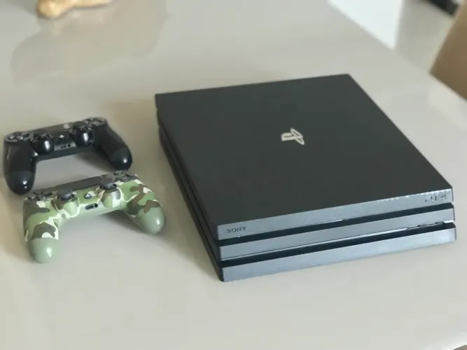 Ps4 pro, 4K, 1 terabyte, 2 manetes, 1 jogo. TROCO EM GIOS CHAMA NAS GIOS