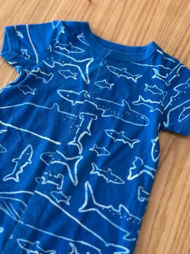 Macacão Carters 9M menino manga curta Tubarões azul