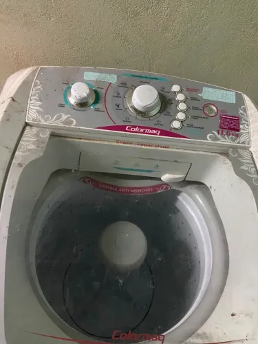 Máquina de lavar em perfeita condições
