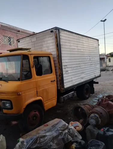 CAMINHÃO 608 Baú 