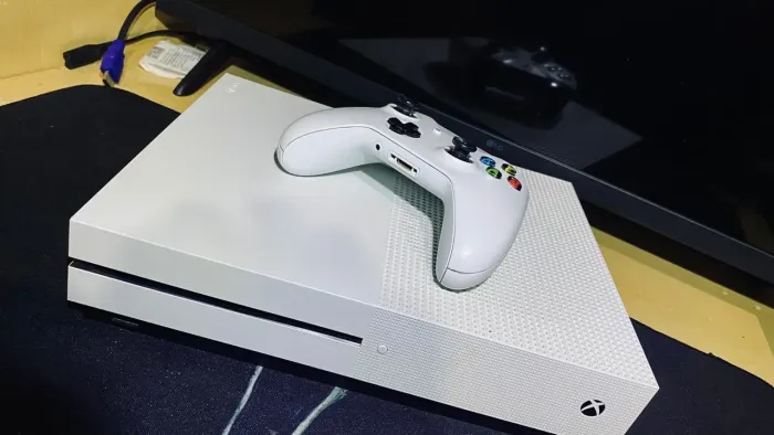 Xbox One S 1TB com controle.(aceito propostas)
