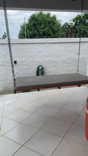 Balanço de varanda em madeira com colchonete