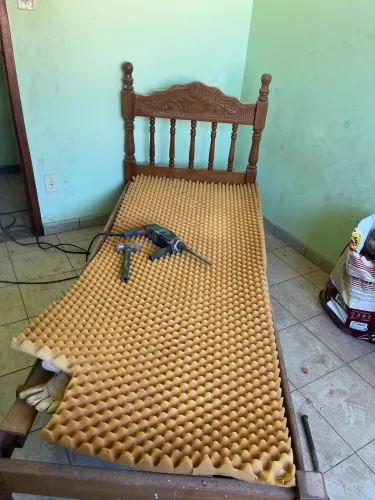 Cama de madeira maciça solteiro