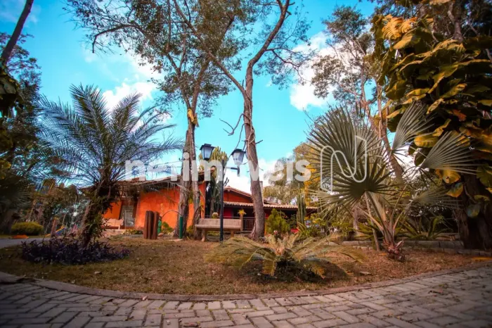 Linda casa junto a natureza e com vista para a montanha