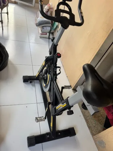 ?Bicicleta Ergométrica Spinning Silenciosa e Fácil de Instalar, Com Roda de Inércia Para