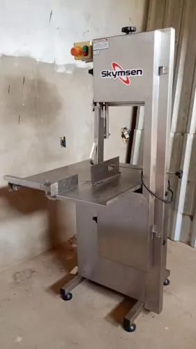 Serra Fita Para Carne Skymsen 2,82m SL282 Com Empurrador E Mesa Móvel De Inox 220V