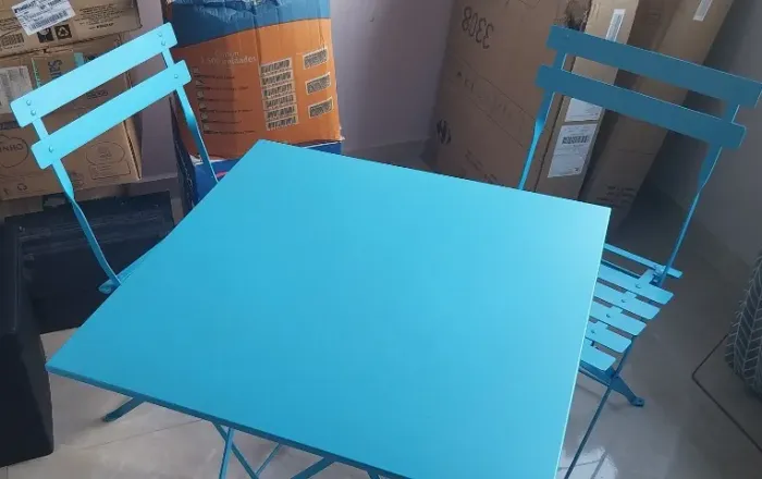 mesa e cadeiras de jardim