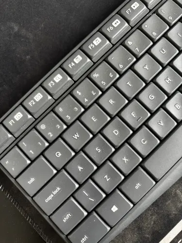 ? Teclado Logitech sem fio à venda Teclado Logitech com conexão sem fio 2.4