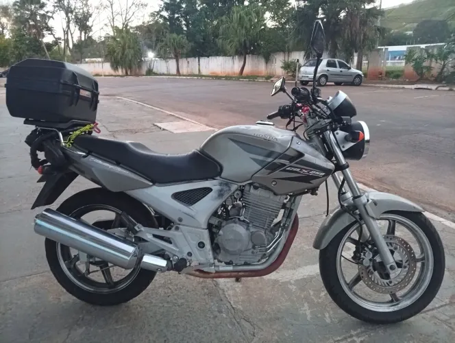 Twister 2008 com apenas 1k rodado