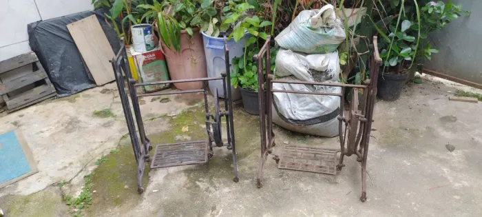 Pe de máquina de costura antigo