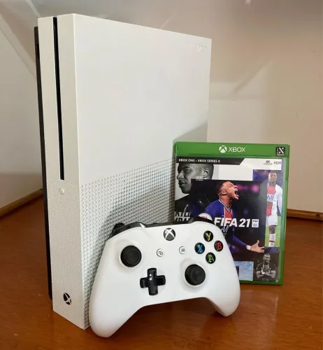 Xbox One S + FIFA 21 + 1 Controle