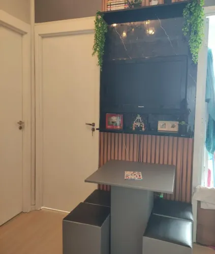 Mesa estofada com 4 pufs - Super bem conservado, menos de 1 ano de uso.