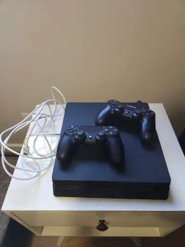 Ps4 slim com 2 controles e carregador 