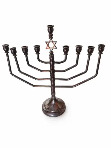 Menorá Antiga em Metal com Estrela de Davi - Peça Decorativa Colecionável