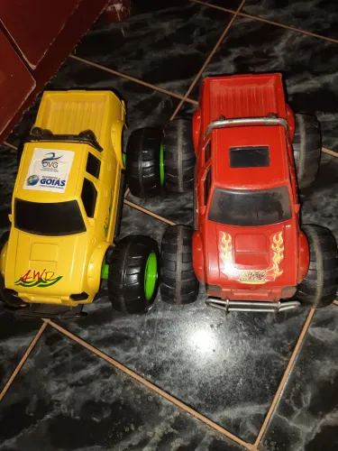 Kit com 8 carrinhos de brinquedos
