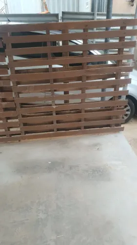 Paletes de ripa, já pintado em estado de novo.