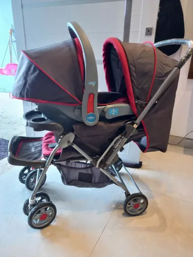Carrinho com bebê conforto Cosco