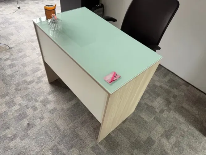Mesa de escritório clara com tampo de vidro