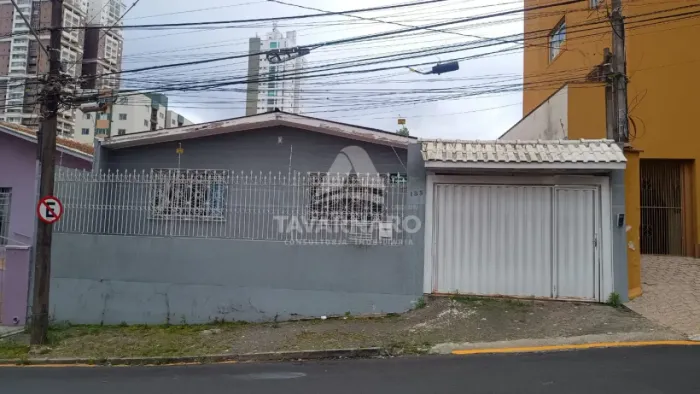 Residência com 03 Dormitórios no Centro!
