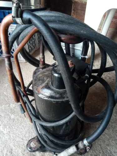 Vendo um compressor de ar condicionado preparado para uso em borracharias oficinas.