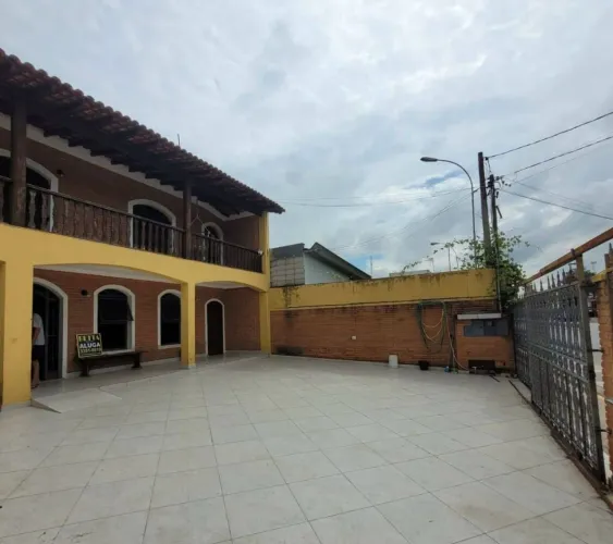 Sobrado com 3 dormitórios para alugar, 500 m² por R$ 6.150/mês - Jardim Santa Maria - Jaca