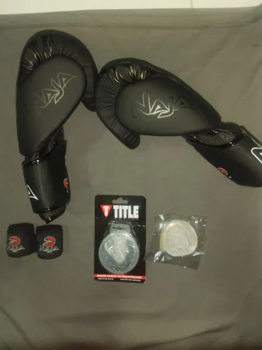 Kit Luva de Box Naja Black line com Bucal e Bandagem cor preta 14oz