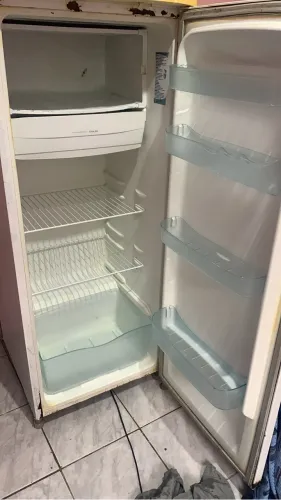 Geladeira com gelo manual