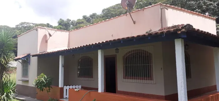 Alugo Chácara em Conservatória.