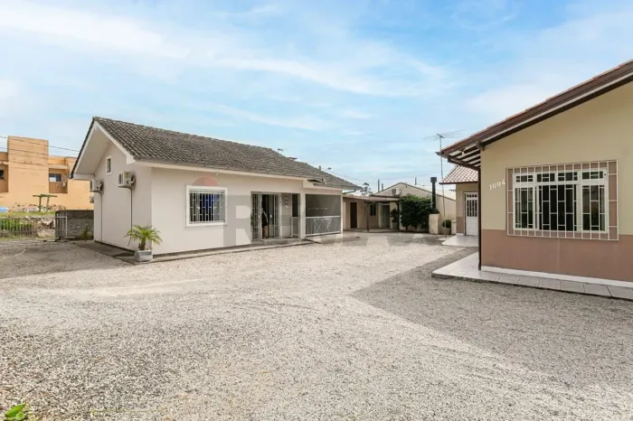 Casa à venda 385 m2 construído, 1203 m2 de terreno por R$ 2.999.000,00 no Alto Ribeirão, F