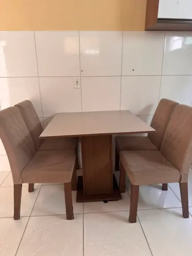 MESA COM 4 CADEIRAS