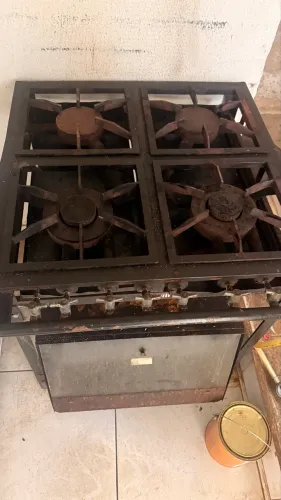 Vende-se um fogão industrial com forno 
