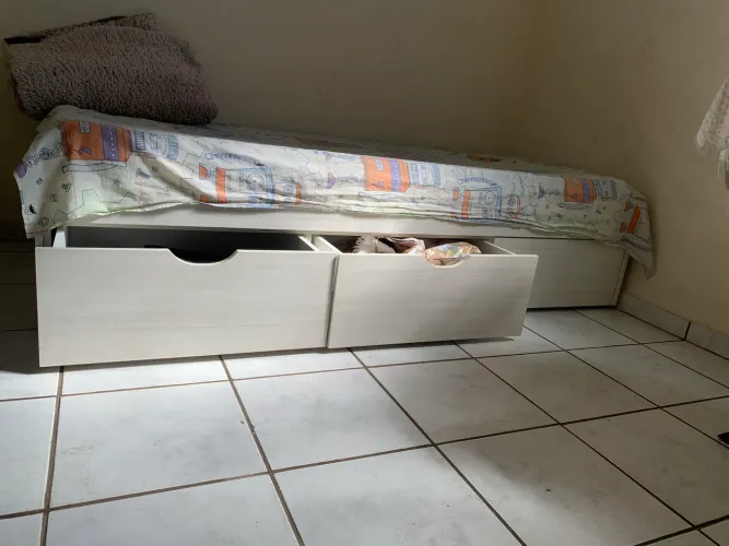 Cama solteiro com gavetões