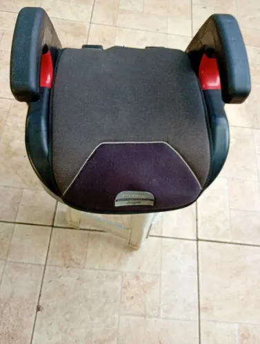 Acento infantil pra carro. Muito bem conservado