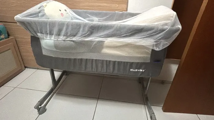 Berço que acopla na cama. Bem com o mini colchão fora a parte e o protetor contra insetos