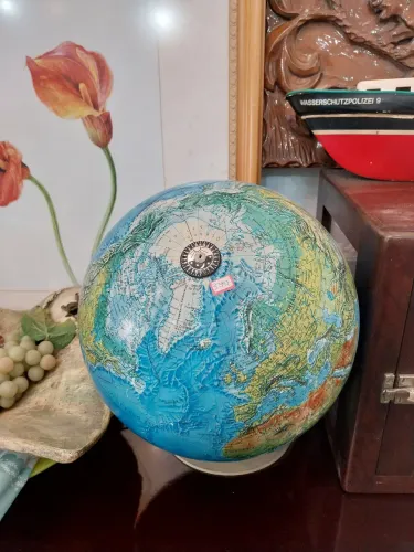 Globo terrestre antigo