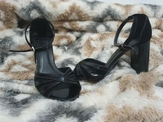 Sandália preta estilosa