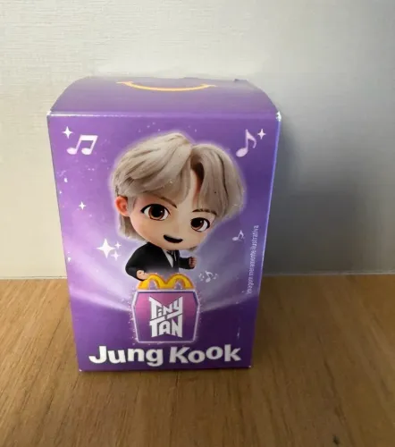 boneco colecionável do Jung Kook da linha TinyTAN do McDonald's