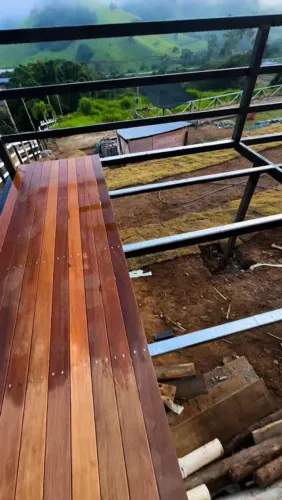 Deck Suspenso Em Estrutura Metálica E Pinus Autoclave - Sob Medida