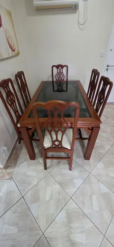 MESA DE JANTAR 6 LUGARES MADEIRA MACIÇA, TAMPÃO EM VIDRO FUMÊ 1,80 comp. e 1,00 larg.