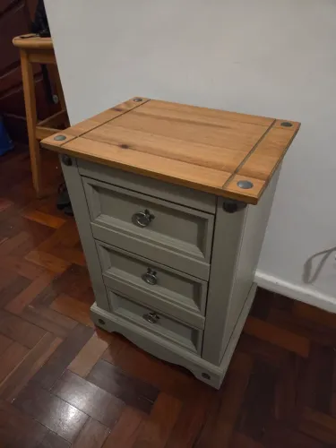 Cômoda de cabeceira retrô